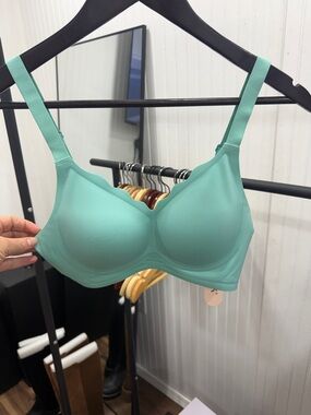 PRICE DROP!! NWT Oeak Jelly Bra Smooth Mint Green Wireless Bra Sz Small